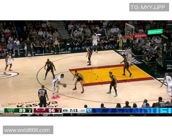 雄鹿与热火激战正酣NBA赛场精彩瞬间回顾与分析